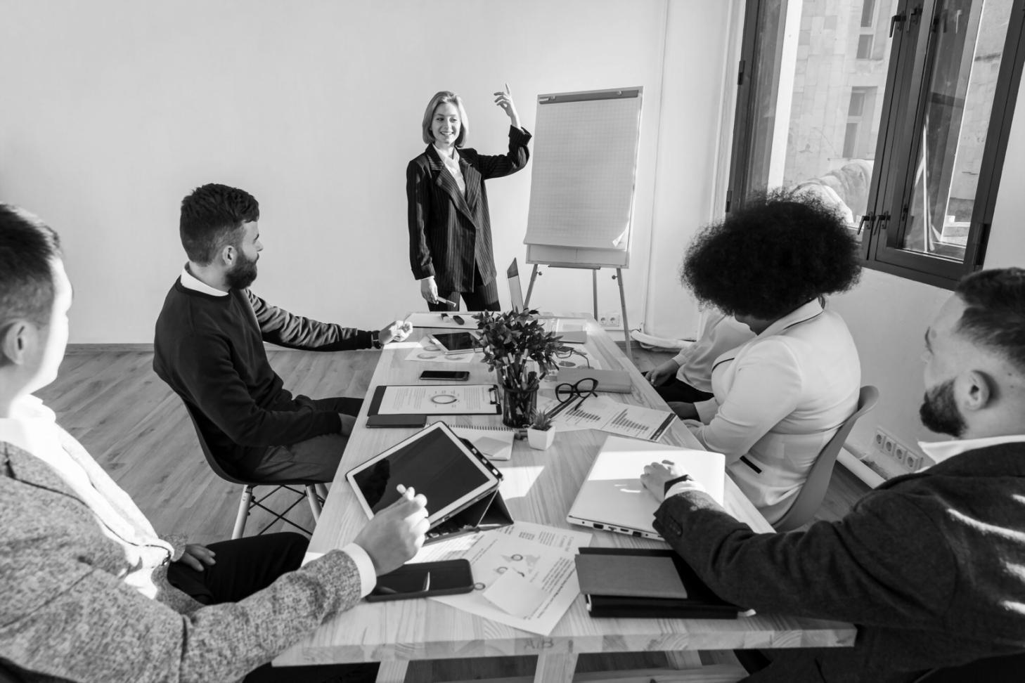 Equipo de arionthlyra revisando estados financieros empresariales