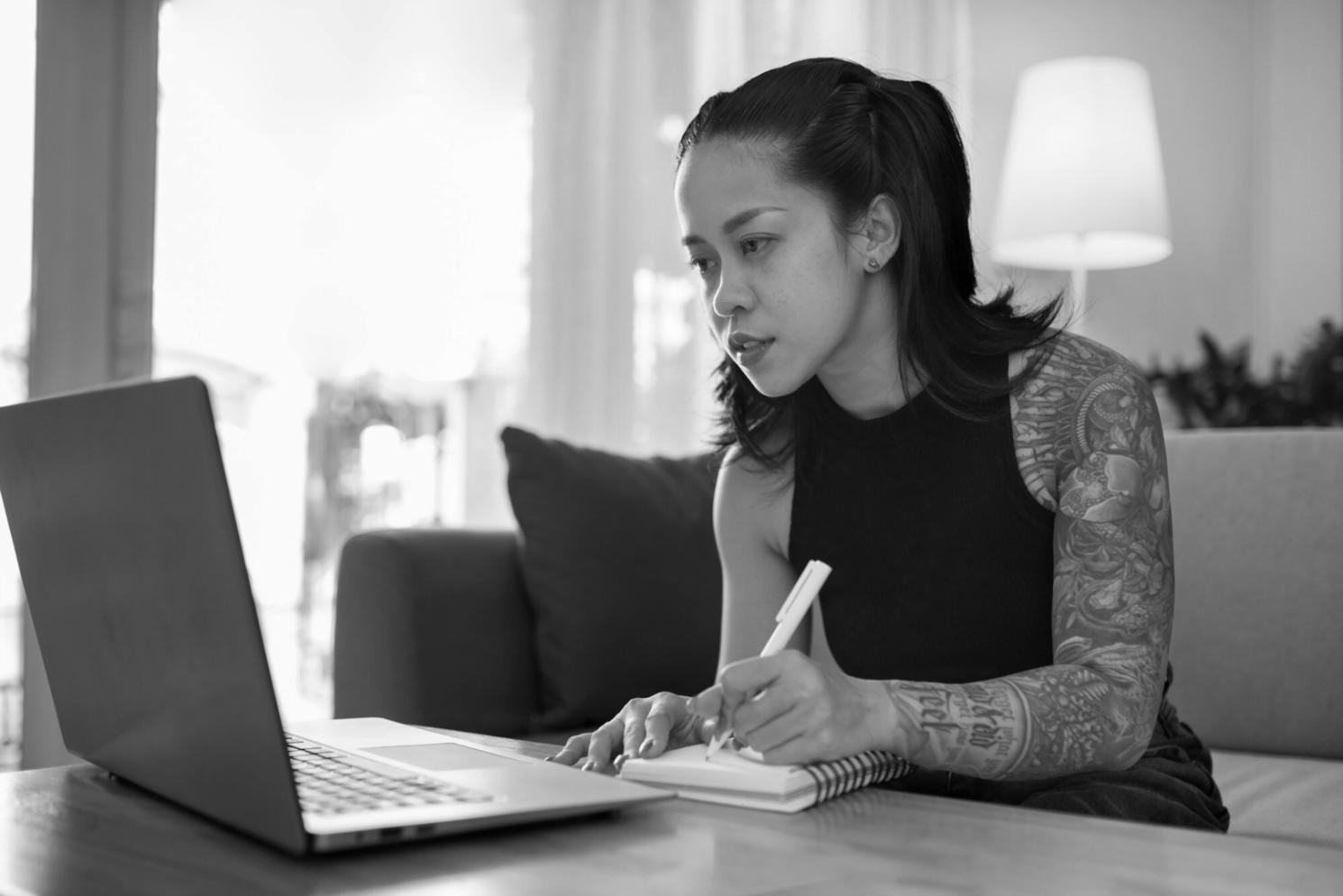 Profesionales colaborando en análisis financiero estratégico