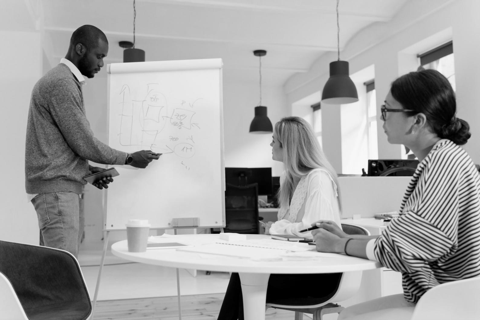 Espacio de trabajo profesional con análisis de datos financieros